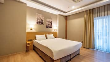 Superior kamer, op de hoek | Een minibar, een kluis op de kamer, een bureau, een laptopwerkplek