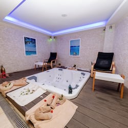 Couples treatment room(s), sauna, hot tub, Turkish bath/hammam