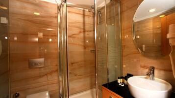 Regadera, amenidades de baño gratuitas, secadora de cabello, pantuflas
