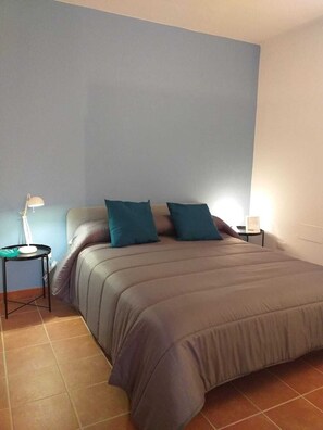 Eenvoudig appartement, 1 slaapkamer | Een bureau, gratis wifi, beddengoed