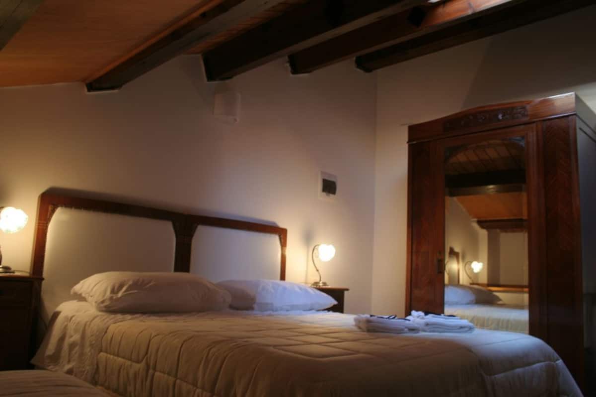 Double Room | Desk, free WiFi, bed sheets