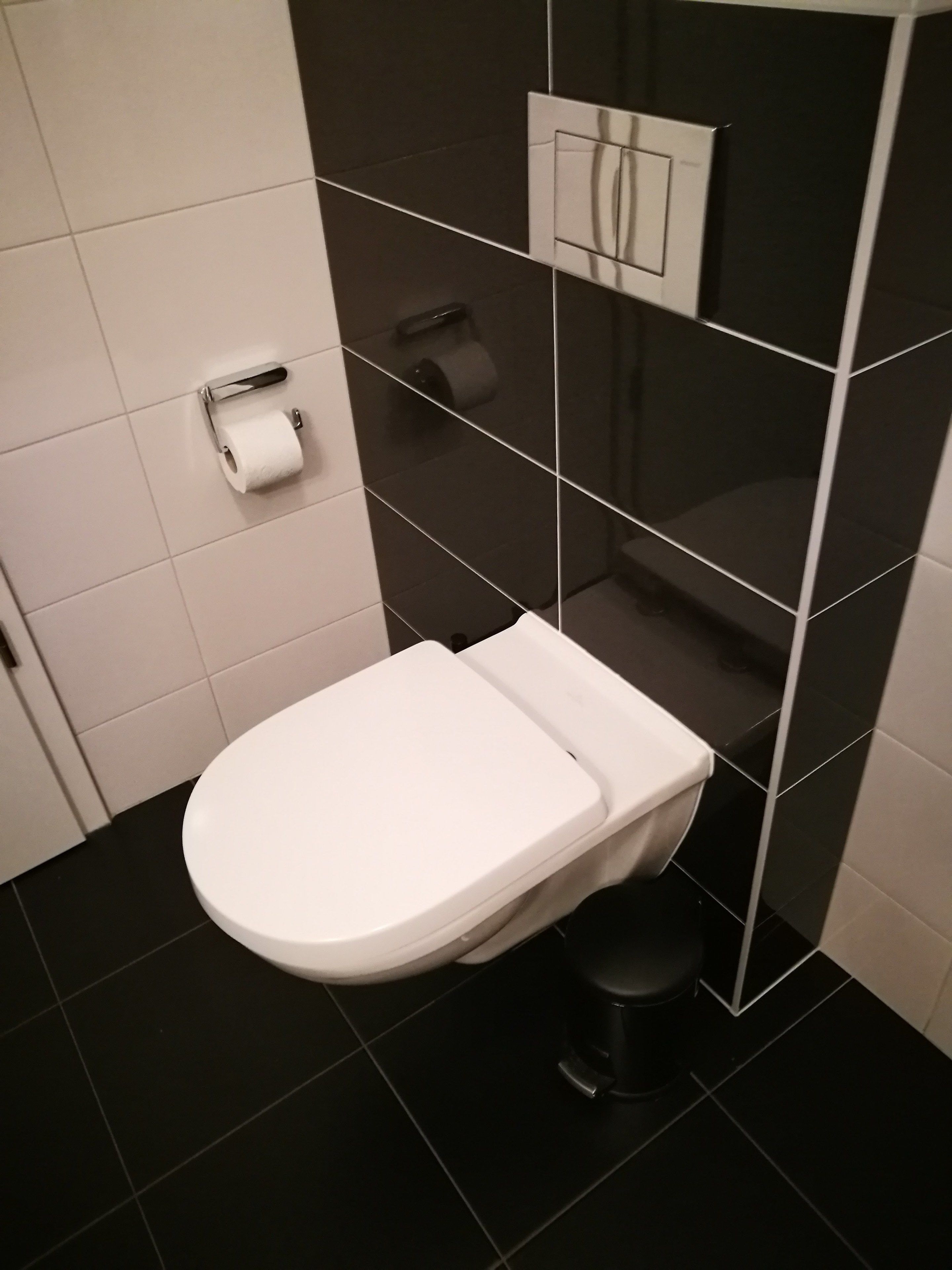 Shower, free toiletries, bathrobes, towels