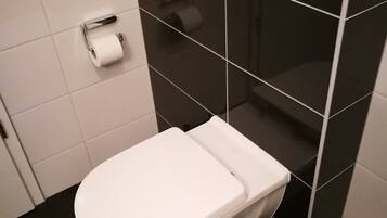 Shower, free toiletries, bathrobes, towels