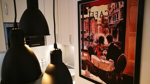 Una cocina con electrodomésticos modernos e iluminación colgante.
