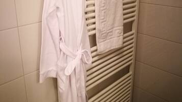 Shower, free toiletries, bathrobes, towels