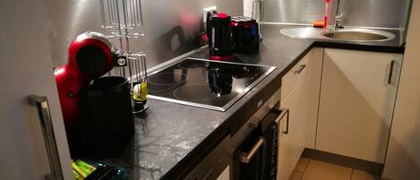 Full-sized fridge, microwave, stovetop, dishwasher