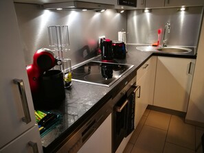 Full-sized fridge, microwave, stovetop, dishwasher - SHS Suite Home Sweet Strassen III (Strassen)