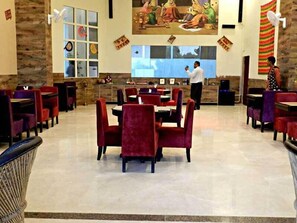 2 restaurants, international cuisine