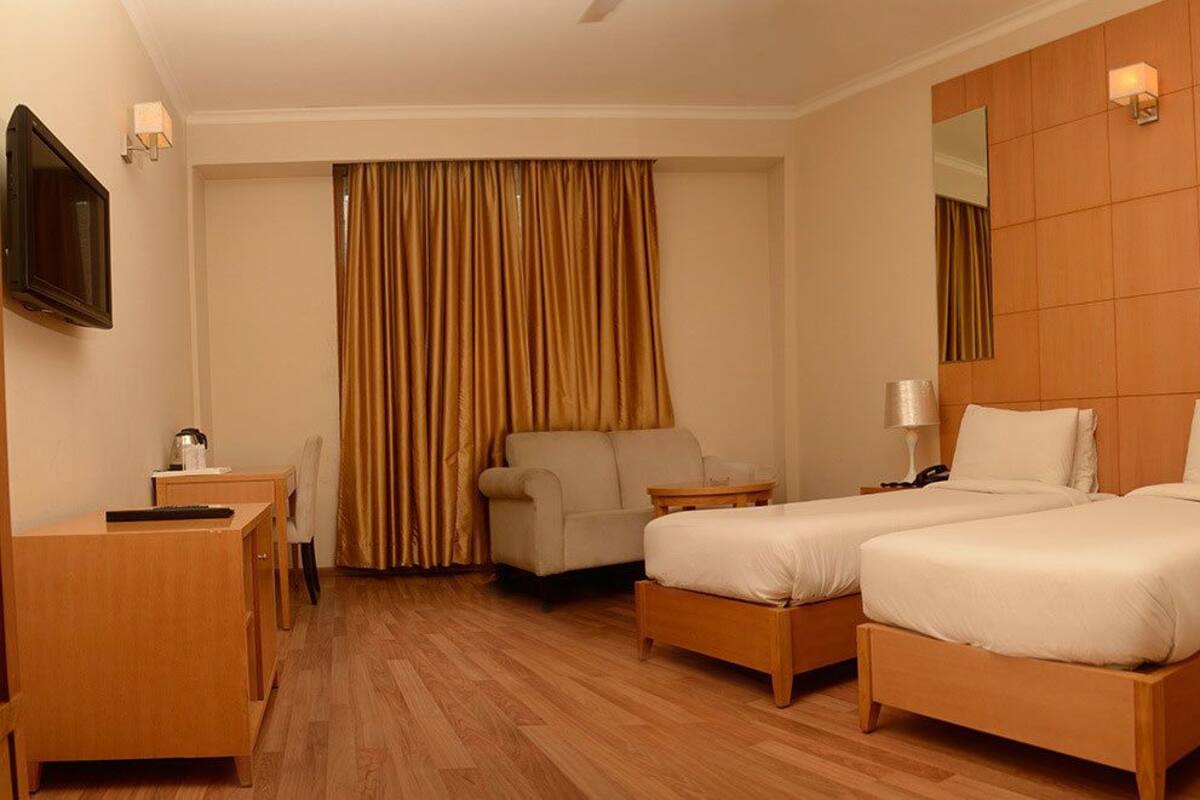 Deluxe Double Room, 1 Queen Bed, Private Bathroom, Garden View | Premium bedding, in-room safe, desk, free rollaway beds