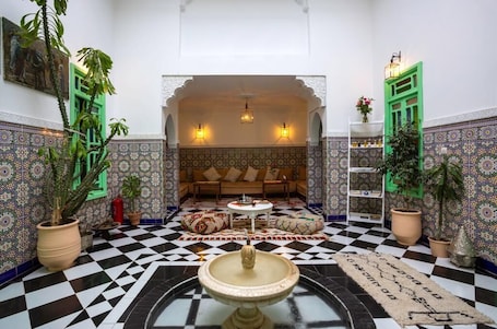Double or Twin Room | Living area