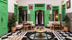 A room with green doors, a fountain, and a checkered floor. - Riad Rose Meryam (Marrakech)