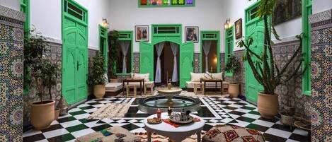 Deluxe Double or Twin Room | Living area