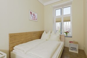 Apartment (29) | 1 bedroom, down comforters, desk, laptop workspace