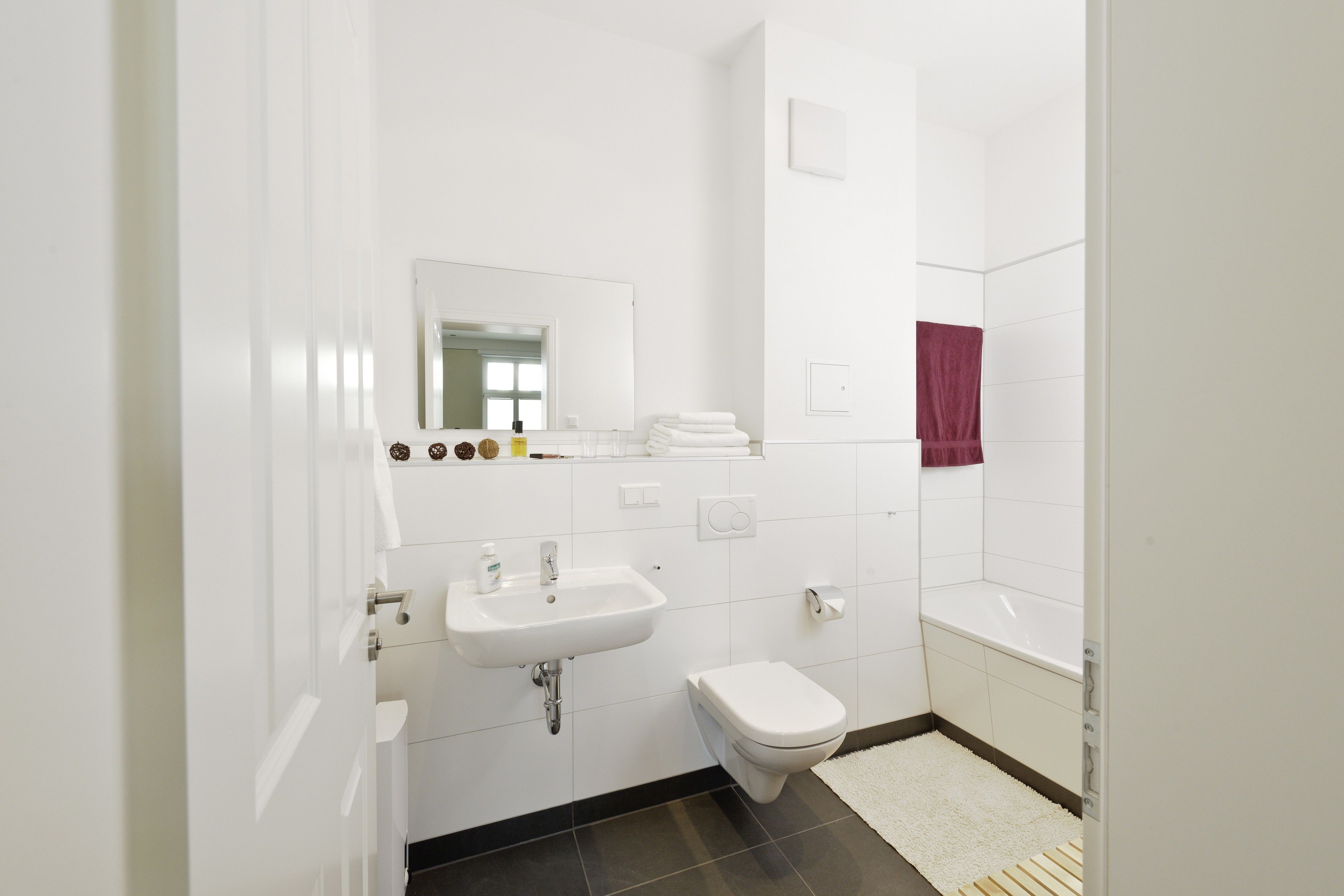Bathtub, free toiletries, hair dryer, towels