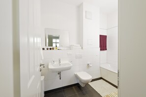 Bathtub, free toiletries, hair dryer, towels - City Park Boarding House (Leipzig)