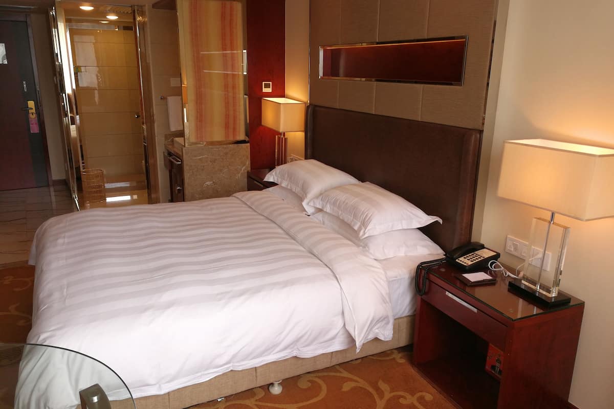 Minibar, coffres-forts dans les chambres, bureau, rideaux occultants