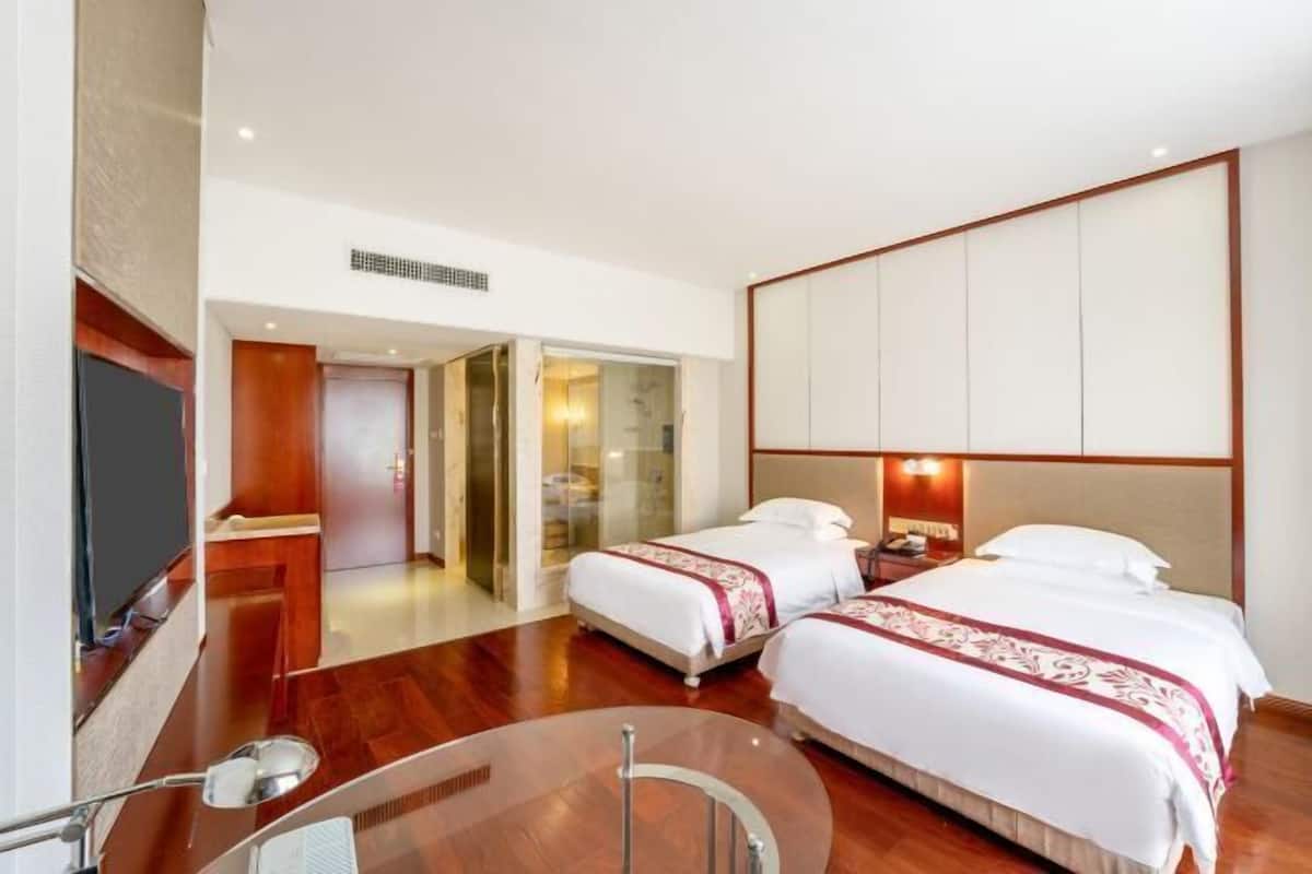 Minibar, in-room safe, desk, blackout curtains