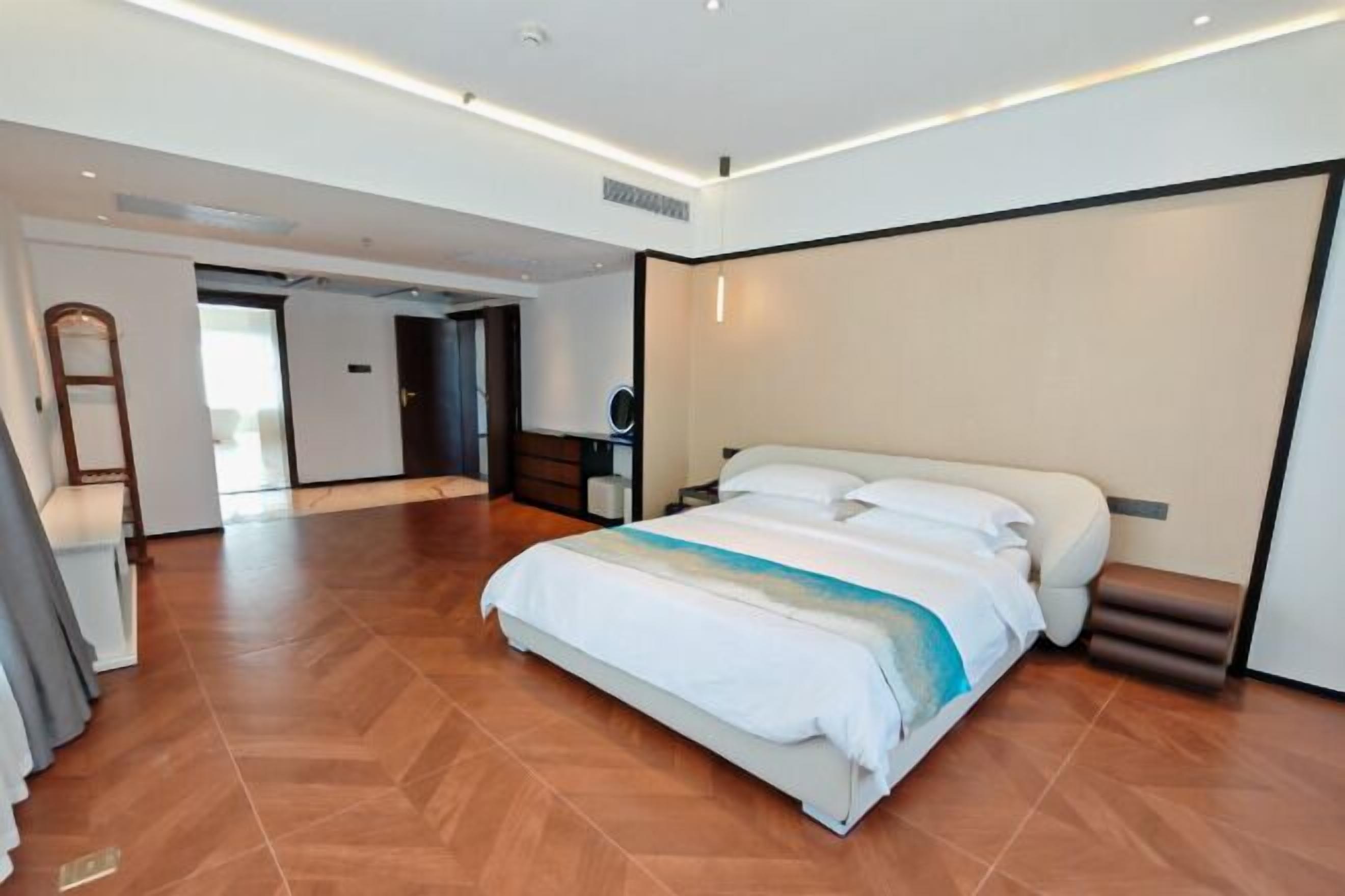 Minibar, in-room safe, desk, blackout drapes