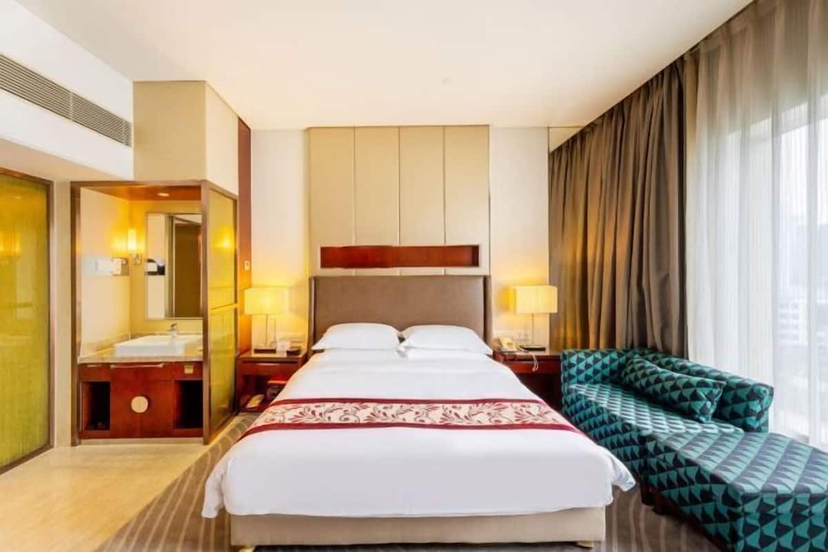 Minibar, in-room safe, desk, blackout curtains