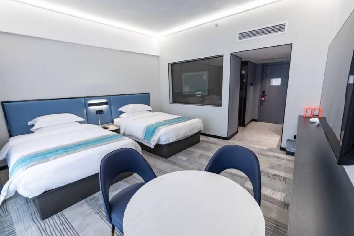 Minibar, coffres-forts dans les chambres, bureau, rideaux occultants