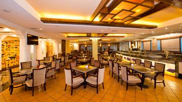 Daily buffet breakfast (CNY 48 per person)