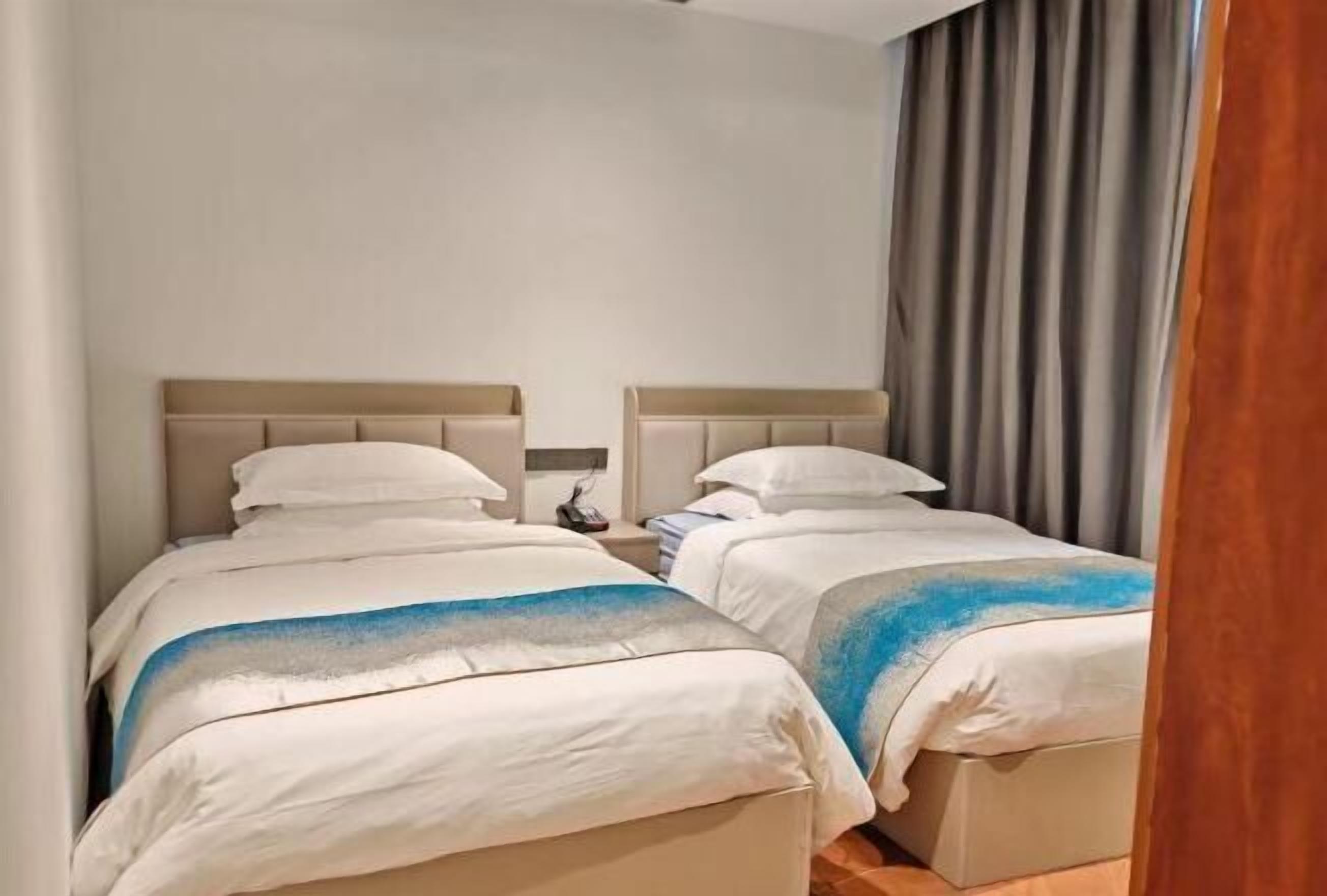 ミニバー、セーフティボックス (室内)、デスク、遮光カーテン