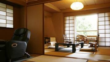 Down comforters, desk, free WiFi