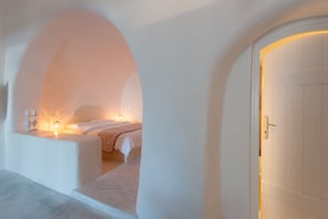 Luksus-suite - 2 soveværelser - udsigt til have (Cave Garden View) | 1 soveværelse, allergivenligt sengetøj, pengeskab på værelset
