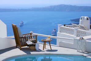 Outdoor pool, pool umbrellas, sun loungers - Senses Suites (Santorini)