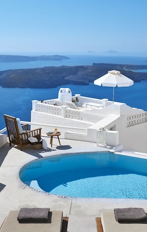 Outdoor pool, pool umbrellas, sun loungers - Senses Suites (Santorini)