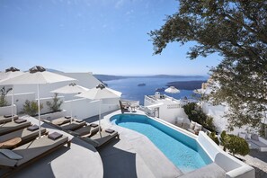 Outdoor pool, pool umbrellas, sun loungers - Senses Suites (Santorini)