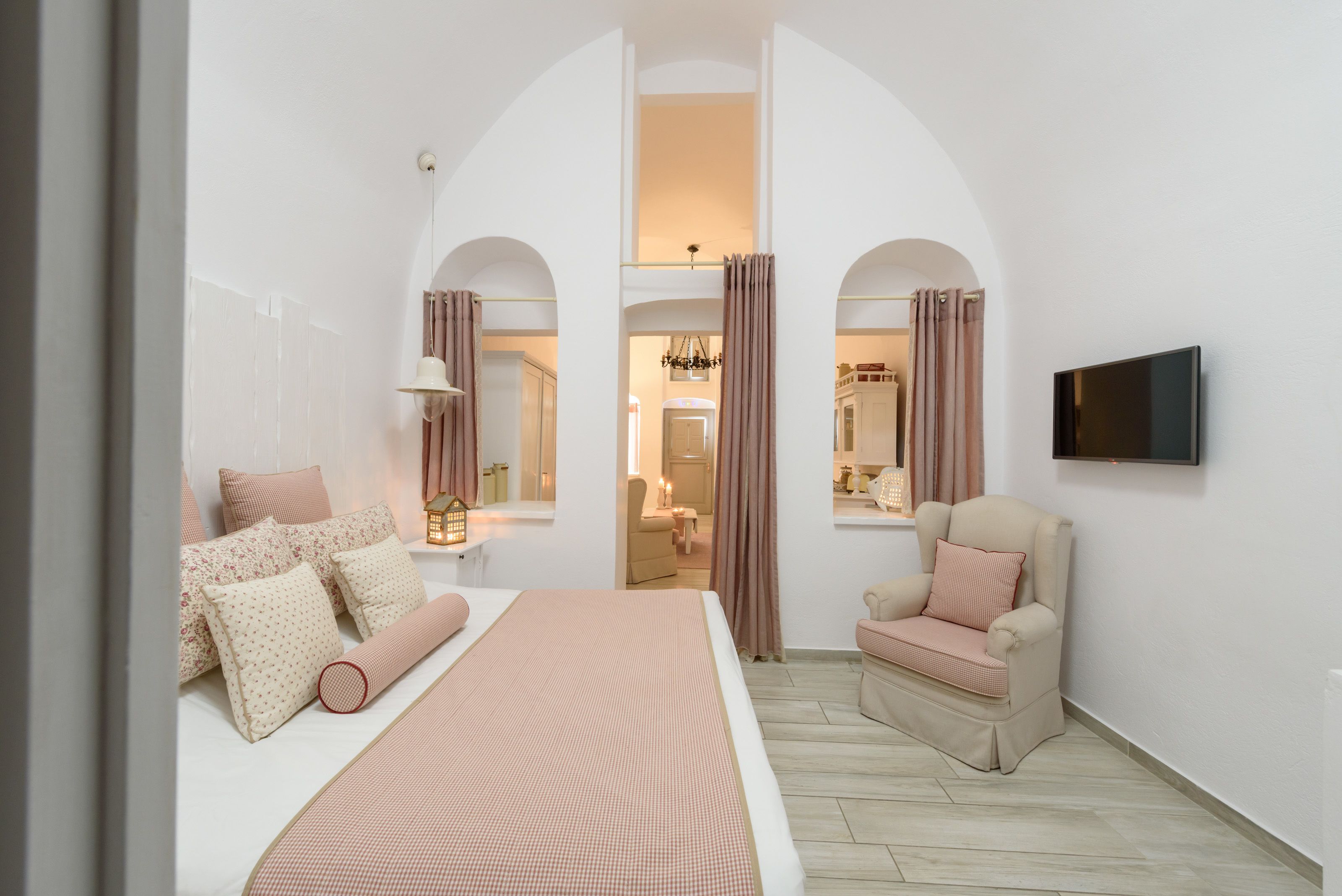 luxury suite, private pool (king) | 1 bedroom, hypo-allergenic bedding, in-room safe, individually decorated