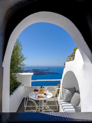 Luksussuite, privat basseng (Queen) | Allergitestet sengetøy, safe på rommet og individuelt dekorert