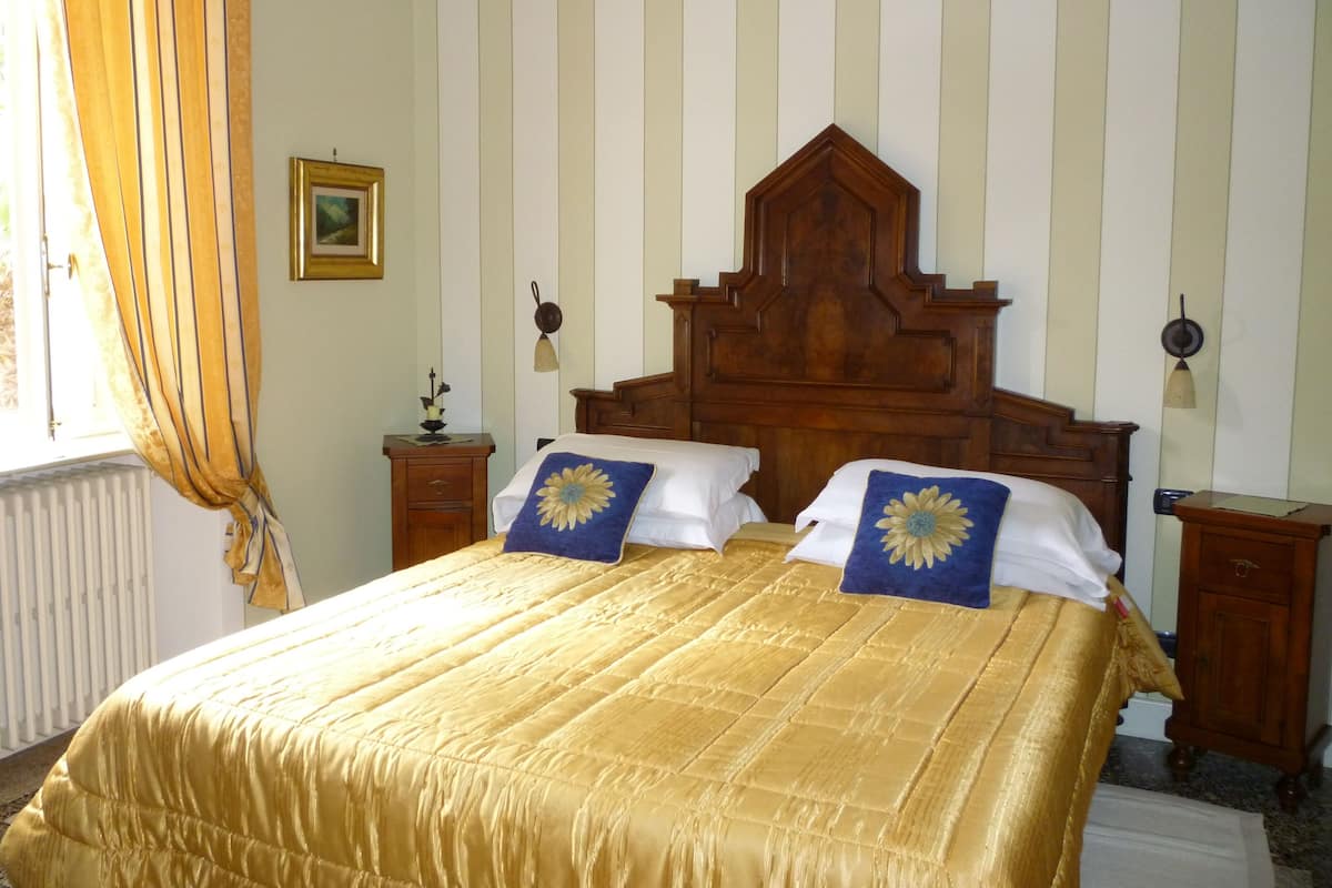 Classic Double Room | Minibar, in-room safe, desk, iron/ironing board (on request)