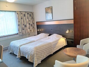 Triple Room | Desk, laptop workspace, free WiFi, bed sheets - Hotel Falster (Nykøbing Falster)