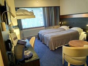 Escritorio, espacio para trabajar con laptop y wifi gratis 