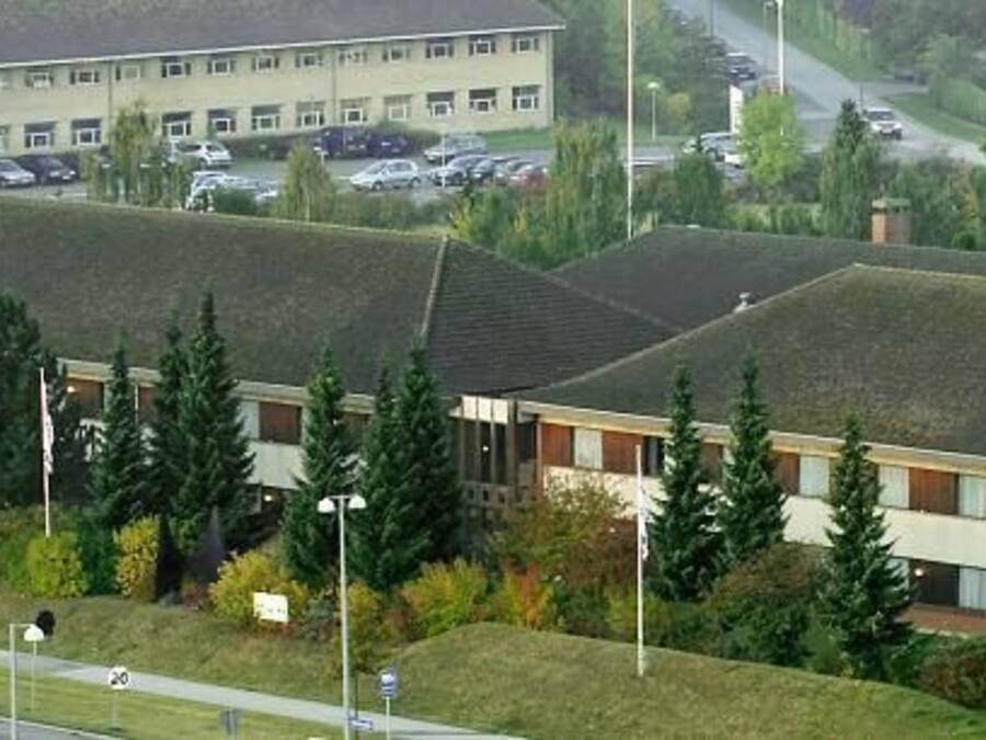 Et hotel med et skilt, der angiver, at det er et hotel.