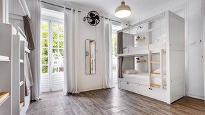 A room with bunk beds, a large mirror, and a fan. - Hostel Casa d'Alagoa (Faro)