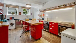 Nevera en la zona común y microondas en la zona común