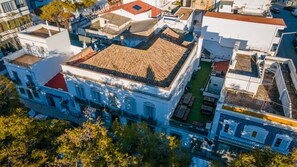 An aerial view of a historic building with a tiled roof, surrounded by other buildings. - Hostel Casa d'Alagoa (Faro)