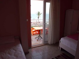 客房内保险箱、办公桌、隔音、免费 WiFi