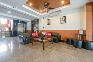 Lobby sitting area - The Route Sriracha Hotel And Residence (Si Racha)