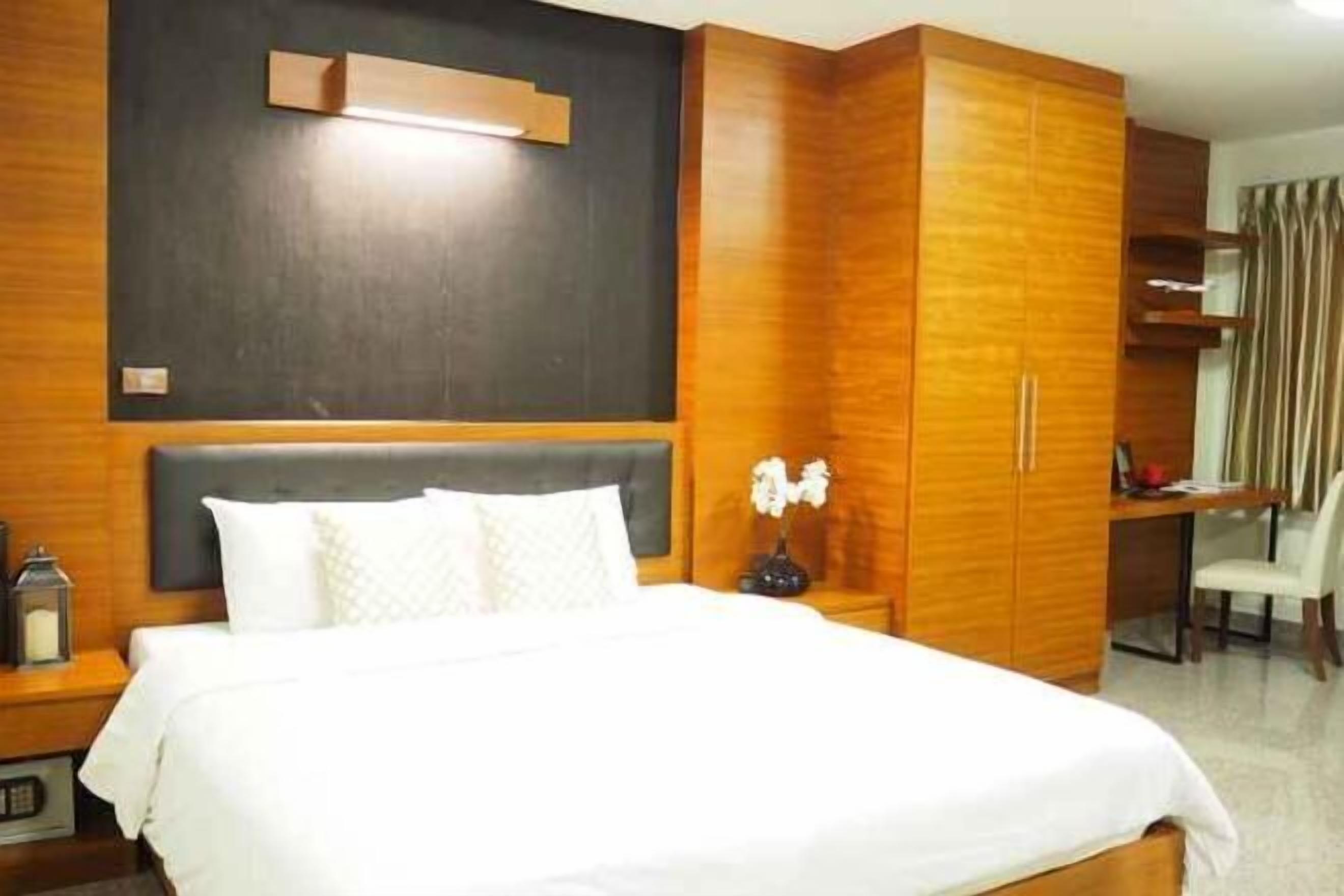 Individuell dekoriert, Schreibtisch, laptopgeeigneter Arbeitsplatz