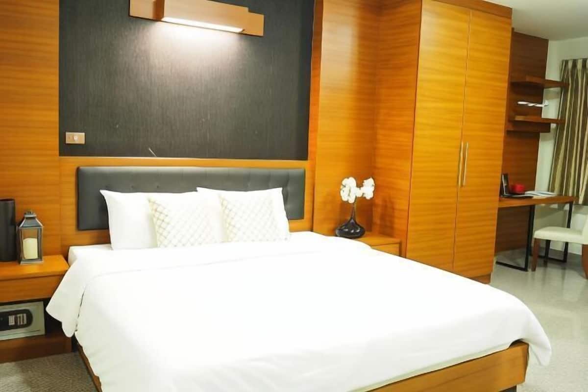 Individuell dekoriert, Schreibtisch, laptopgeeigneter Arbeitsplatz