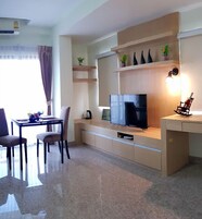 尊贵双人房 | 特色装修、办公桌、笔记本电脑工作区、遮光窗帘