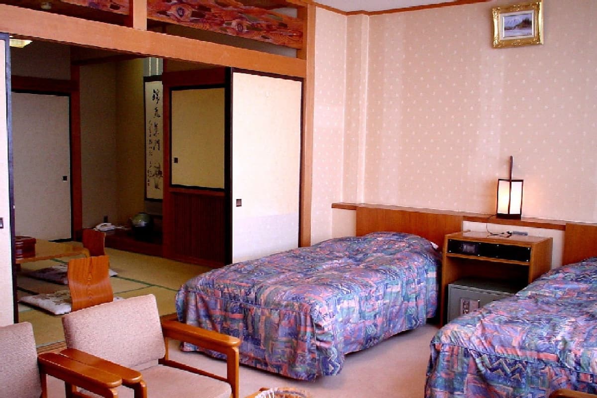 客房 (Japanese Western Style, Main Bulding) | 房內夾萬、書桌