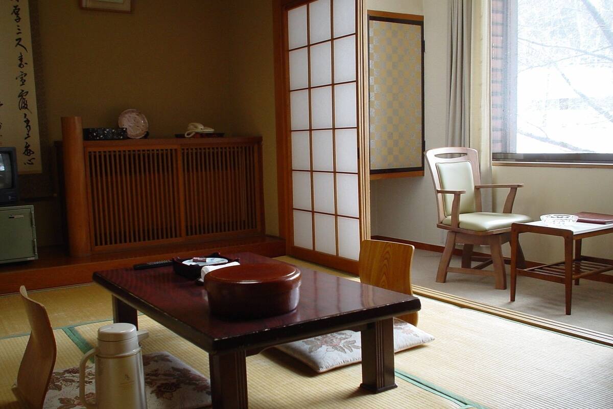 傳統客房 (Japanese Style for 2, Main Bulding) | 房內夾萬、書桌