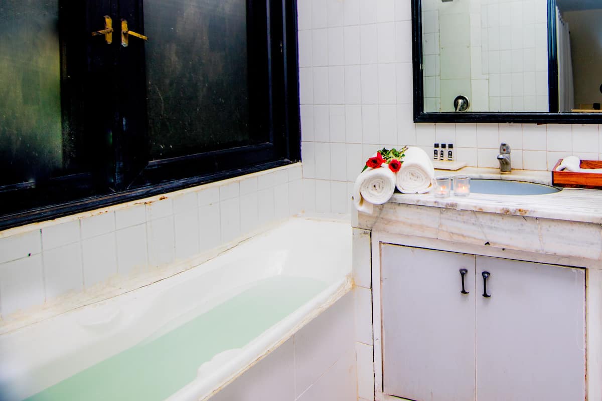 Duschwanne, Regendusche, kostenlose Toilettenartikel, Handtücher