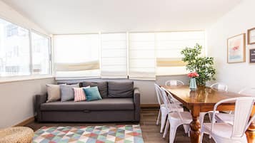 Appartement, 2 chambres | Salle de séjour | Télévision à écran plat de 32 pouces avec chaßnes par cùble, télévision