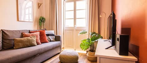 Lägenhet - 1 sovrum | Vardagsrum | 32-tums platt-tv med kabelkanaler och tv